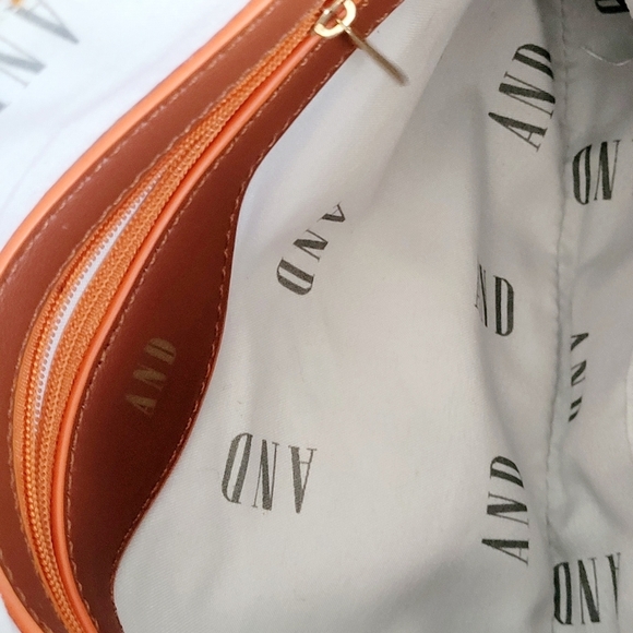 NWOT AND 100% Vegan Small Crossbody Purse with Gold Chain Strap Detail - Picture 8 of 9